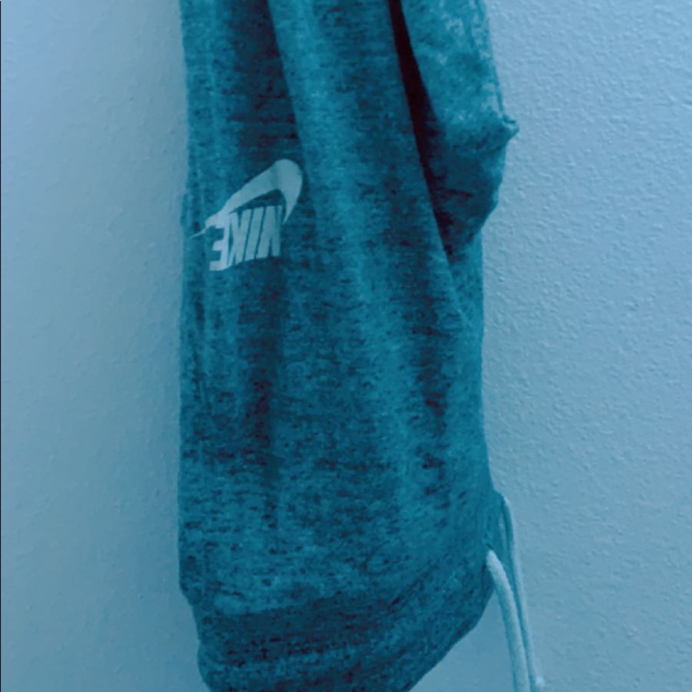 grey nike cropped joggers